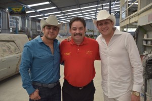 Martín Vaca and his clients, Jesús and Francisco Elizalde, son of Mexican singer Lalo “El Gallo” Elizalde. MEXICÁNICOS, Mondays at 10PM.
