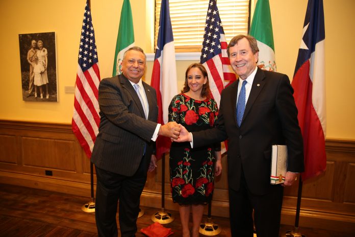 The President and CEO of Gruma, Juan Gonzalez Moreno and the President of Southern Methodist University in Texas, Gerald Turner, today signed an agreement to create The Mission Foods Texas-Mexico Center; they are accompanied by Mexico's Secretary of Foreign Relations, Claudia Ruiz Massieu.