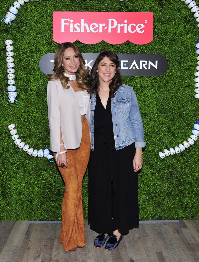 Las actrices Geraldine Bazan y Mayim Bialik presentan la nueva linea Think -and-Learn de Fisher-Price, creada para ensenar a los preescolares acerca de los conocimientos del siglo XXI.