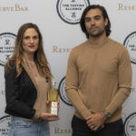 Amanda Blue, directora de operaciones de Tasting Alliance, y Diego Osorio, fundador y director creativo de Lobos& 1707 en la San Francisco World Spirits Competition& 2022