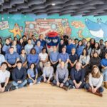 El personal de StarKist frente al mural personalizado de StarKist de Joe Wos; cr&eacute;dito de la fotograf&iacute;a: Anfon Ha