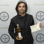 Diego Osorio, fundador y director creativo de Lobos& 1707, recibe el premio Mejor Tequila Reposado en la San Francisco World Spirits Competition& 2022