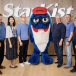 El equipo directivo de Charlie the Tuna®, compuesto por (de derecha a izquierda) Scott Meece, vicepresidente sénior de Asesoría Jurídica; Melody Ge, directora de Control de Calidad; Andrew Choe, presidente y director ejecutivo; Charlie the Tuna®, portavoz de StarKist; Earl Moynihan, vicepresidente de Cadena de Suministro; John Casten, vicepresidente de Ventas; Jung Ro Ki, vicepresidente sénior y director de Finanzas; crédito de la fotografía: Anfon Ha