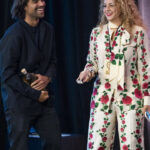 Diego Osorio, fundador y director creativo de Lobos 1707, y Erin Harris, directora de marca de Lobos& 1707, reciben el premio Mejor Tequila Reposado en la San Francisco World Spirits Competition& 2022