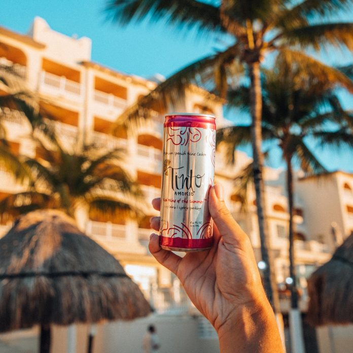 Tinto Amorío's Red Wine of the Summer™ canned wine cocktails expand distribution in SoCal as warmer seasons approach. Photo By Julianna Vezza & Evan Deschenes