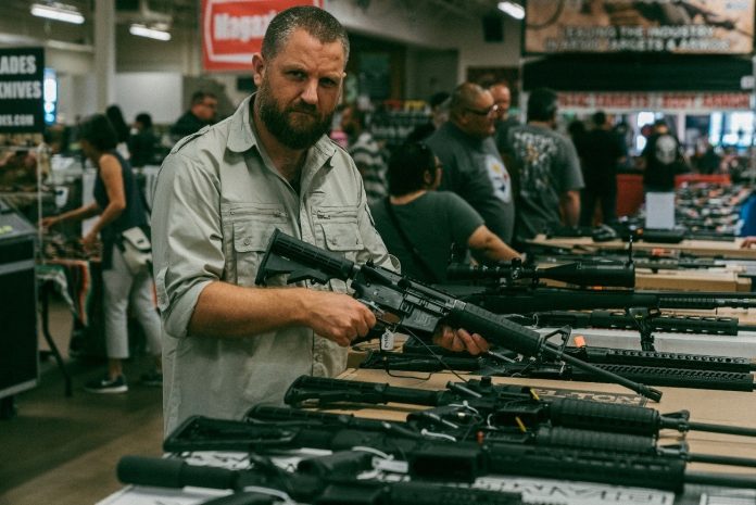 CLANDESTINO returns with unique access to the world of narcos kidnapping and illegal arms trafficking/ Secuestro, mafia, tráfico de armas y narco sin secretos en la nueva temporada de CLANDESTINO