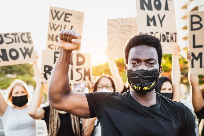 Una encuesta nacional revela que la desigualdad estructural, la brutalidad policial y la pandemia del coronavirus son los temas que más preocupan a los jóvenes votantes de color de cara a las elecciones. (PRNewsfoto/Advancement Project National Office)