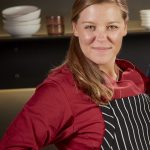 La chef Christina Machamer (@chef.cmac) tambi&eacute;n es una sumiller certificada. Su estilo culinario se puede describir como cocina campestre con influencia francesa y del norte de Italia. Recibir&aacute; llamadas al 1-800-TURKEYS el 20 de noviembre, el 24 de noviembre y el 25 de noviembre. (PRNewsfoto/Jennie-O Turkey Store)