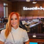 El estilo caracter&iacute;stico de la chef Adrianne Calvo (@chefadrianne) es el m&aacute;ximo sabor ecl&eacute;ctico, y se extiende desde la gastronom&iacute;a de alta gama hasta la comida chatarra de alta gama. Es biling&uuml;e, habla espa&ntilde;ol y atender&aacute; a los consumidores al 1-800-TURKEYS el 23 de noviembre. (PRNewsfoto/Jennie-O Turkey Store)