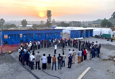(Español) CENTROS DE TRATAMIENTO DEL ÉBOLA CREADOS POR SAMARITAN’S PURSE ABREN EN EL EPICENTRO DEL BROTE MORTAL